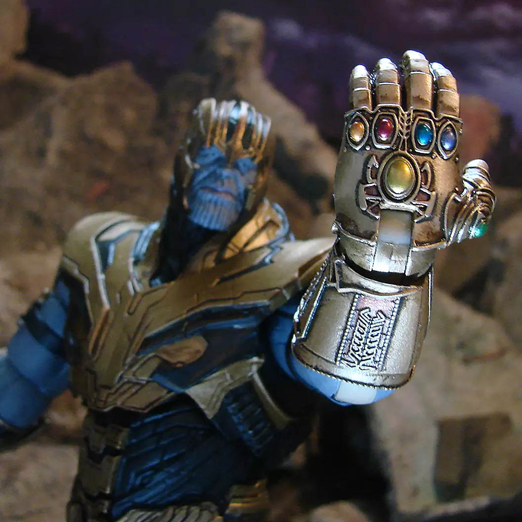 Marvel Diamond Select Thanos with Infinity Gauntlet Action Figure 