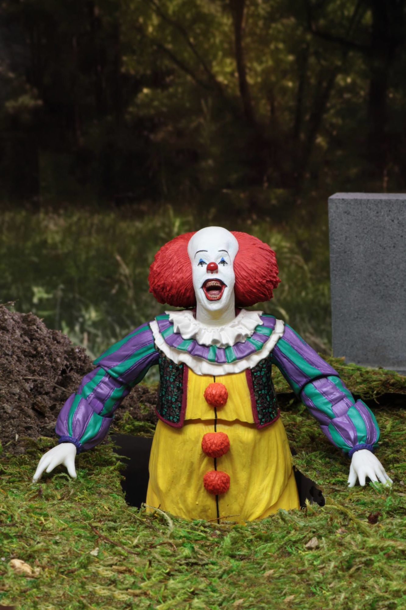 Tim Curry's Pennywise Gets New Mezco Designer Series Figure With Monster  Hand and Alternate Head - Bloody Disgusting