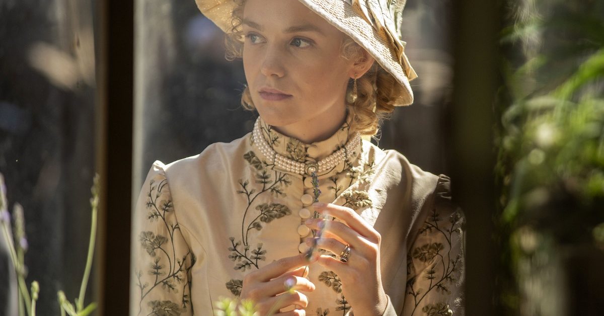 "DC's Legends of Tomorrow" S05 Sets Joanna Vanderham as Major Villain