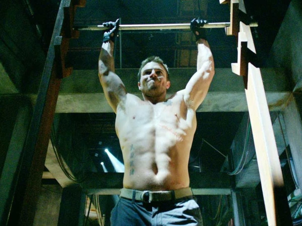 Heels Stephen Amell Workout Update Arrow Salmon Ladder Thief