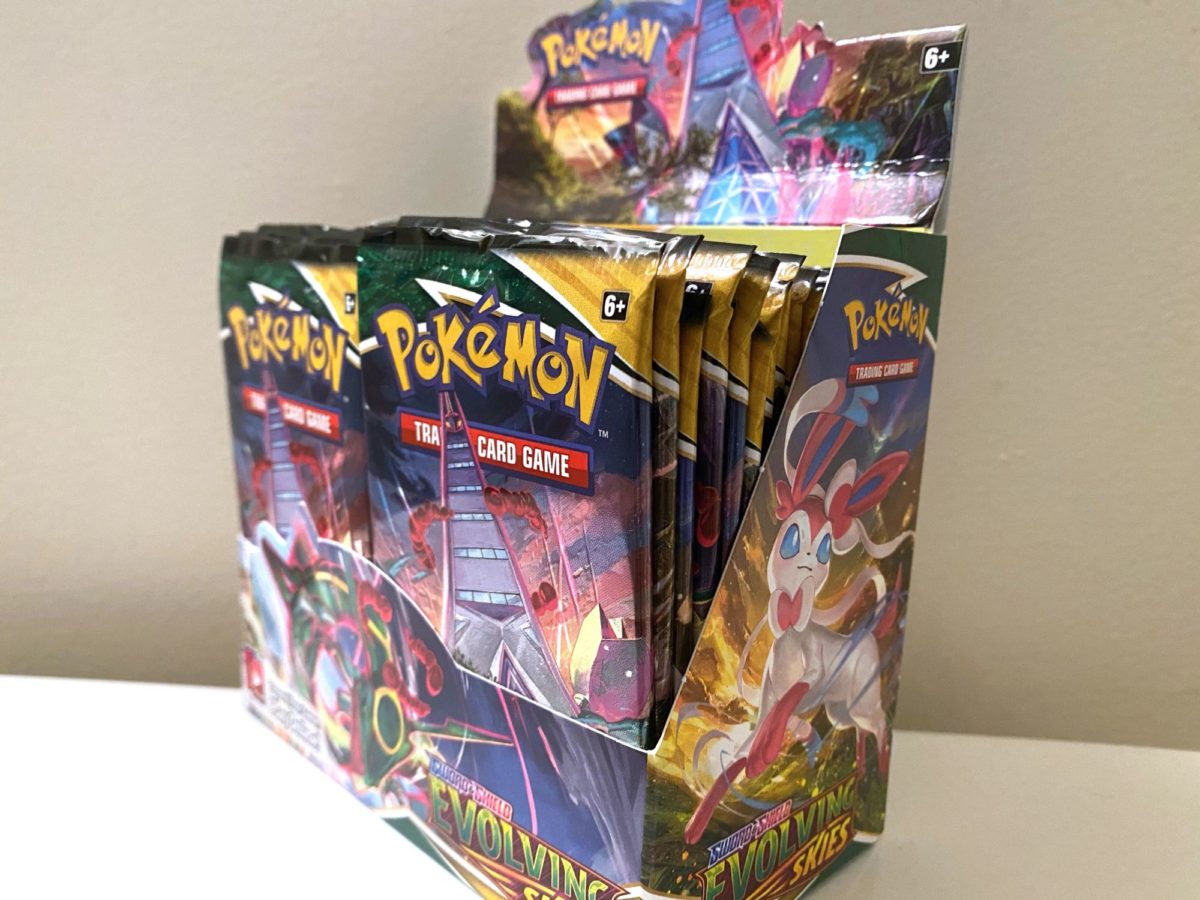 Opening a Booster Box of Pokémon TCG: Evolving Skies: Early Review