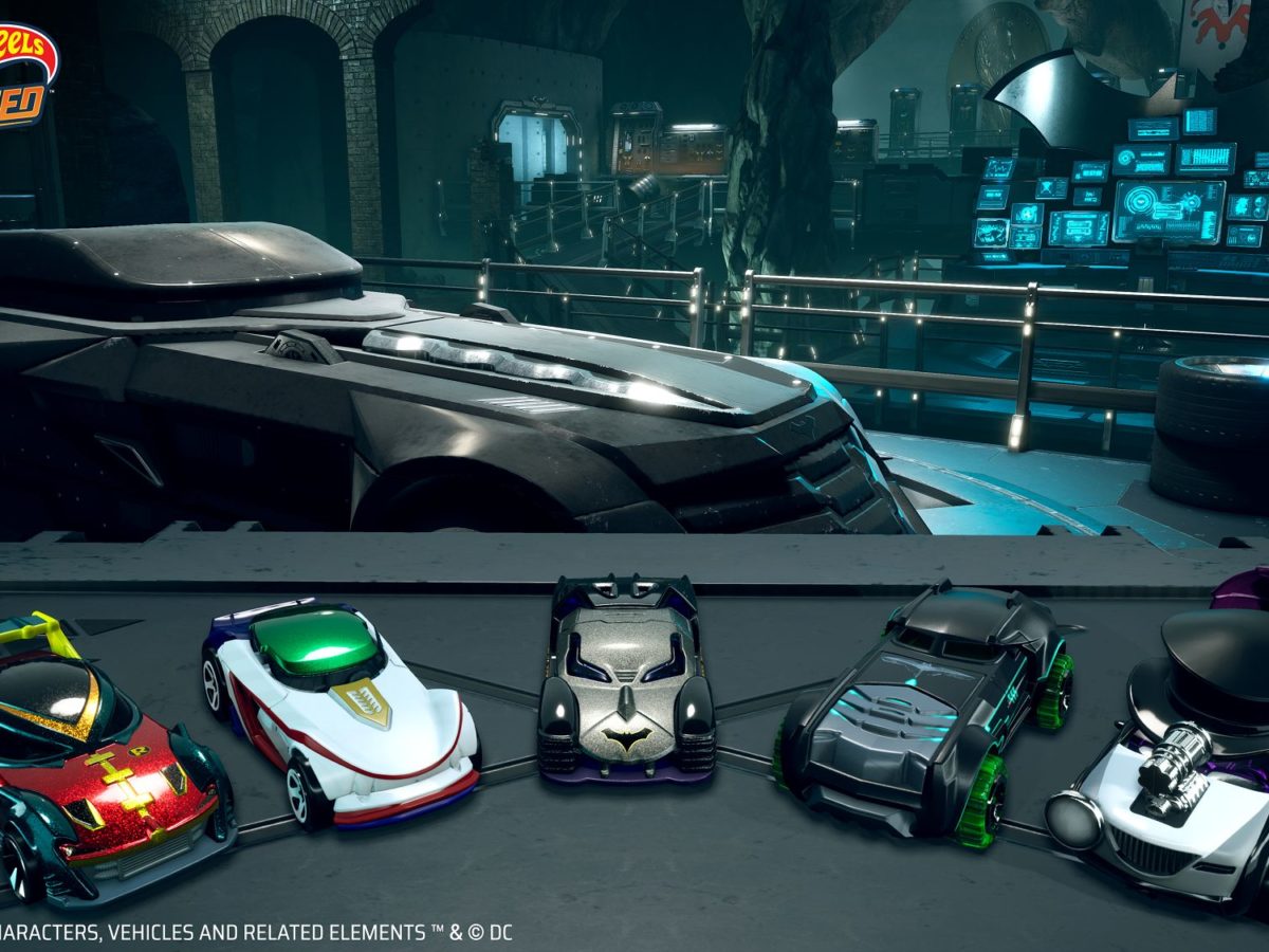 hot wheels expanding batcave