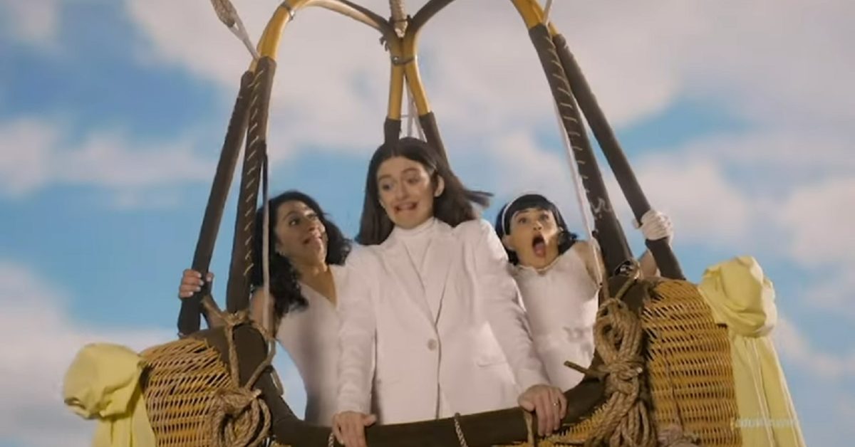 Three Busy Debras S02 Trailer Showers Us with Uber Debra Greatness - Vimarsana News