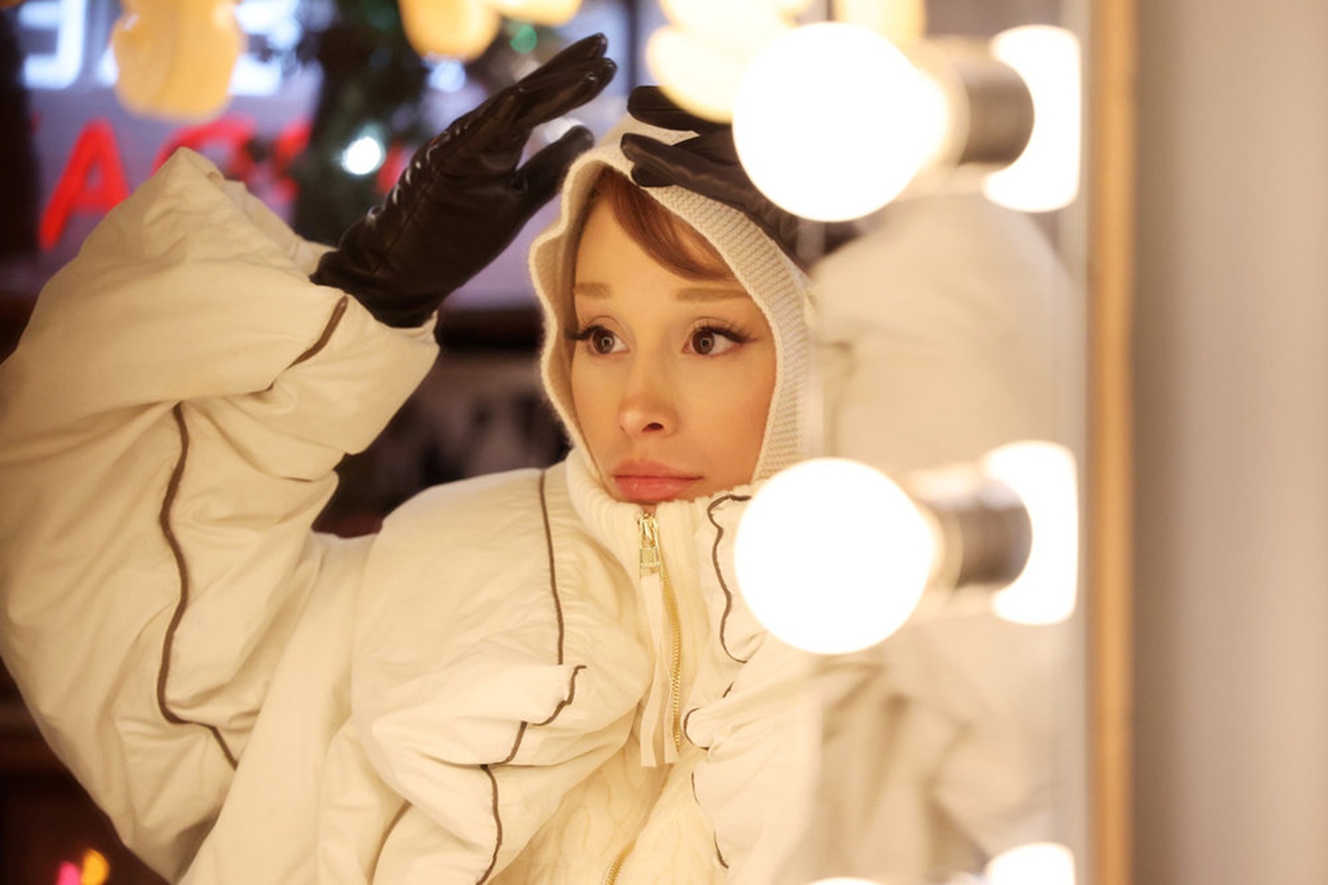 SNL Host Ariana Grande, Cast/Writers Check In From Wednesday Read-Thru